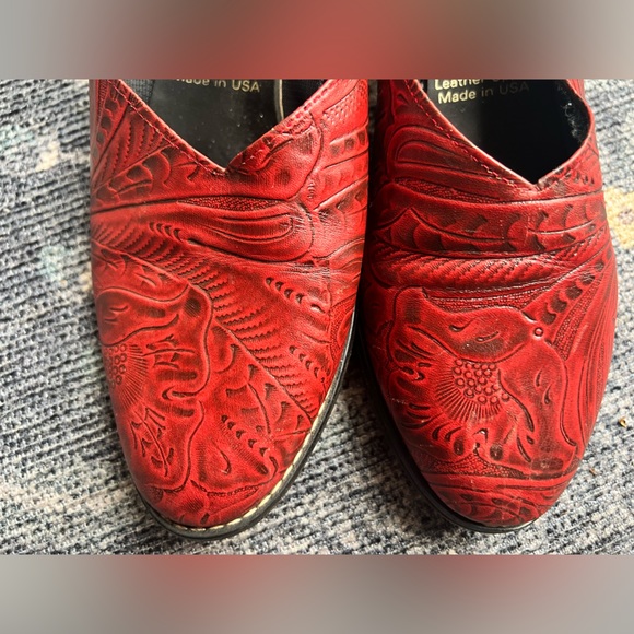Vintage red tooled leather shoes by tic tac toes - Picture 9 of 10